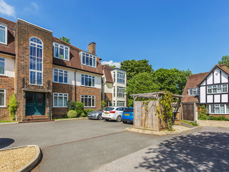 2 Bed Apartment To Rent in Redhill